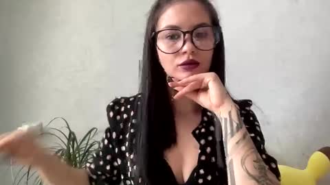scarletpetal online show from 19, 1, 2025
