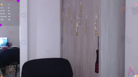 Scarlett Thumb up please help me 100 its important online show from 28, 11, 2025