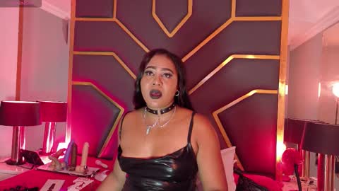 Snapshot of scarletthott1 chatting on 8, 11, 2025 Scarlett Hot online show from 8, 11, 2025