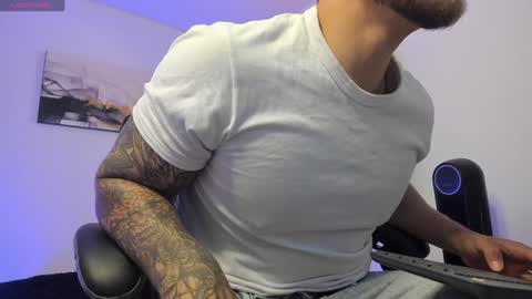 Snapshot of sebastianortizm chatting on 25, 12, 2024 Lucian Sinclair online show from 25, 12, 2024