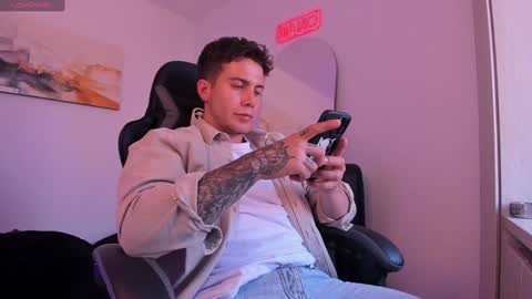 Snapshot of sebastianortizm chatting on 12, 1, 2025 Lucian Sinclair online show from 12, 1, 2025