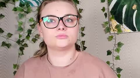 Snapshot of seductive_she_wolf chatting on 18, 10, 2025 seductive_she_wolf online show from 18, 10, 2025