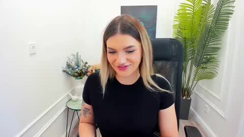 Snapshot of selenaemoore chatting on 5, 10, 2025 selenaemoore online show from 5, 10, 2025