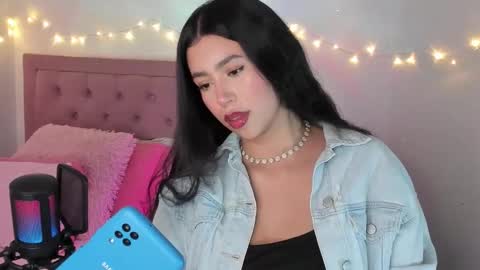 Snapshot of selene_e chatting on 17, 12, 2025 Karol. online show from 17, 12, 2025