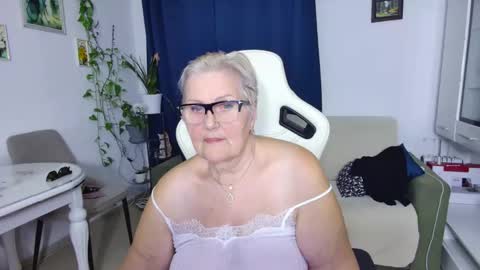 Selenna online show from 10, 4, 2026