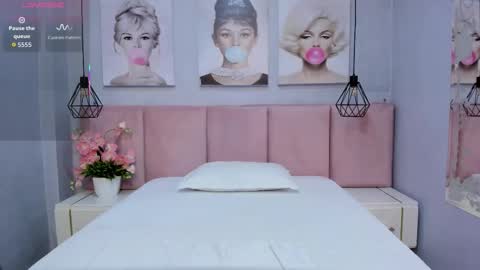 Sophie     online show from 17, 12, 2025