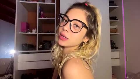 Snapshot of sexsummerr chatting on 3, 6, 2026 HI Privates are OPEN online show from 3, 6, 2026