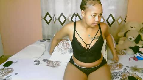Snapshot of sexy_bluegirl chatting on 5, 10, 2025 sexy_bluegirl online show from 5, 10, 2025