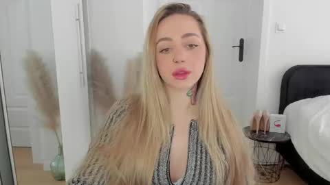 Snapshot of sexy_coralie chatting on 8, 3, 2025 C o r a l i e online show from 8, 3, 2025
