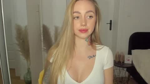 Snapshot of sexy_coralie chatting on 9, 3, 2025 C o r a l i e online show from 9, 3, 2025