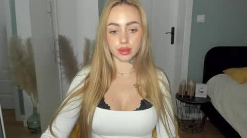 Snapshot of sexy_coralie chatting on 13, 5, 2026 C o r a l i e online show from 13, 5, 2026