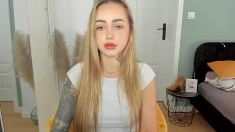 Snapshot of sexy_coralie chatting on 25, 6, 2026 C o r a l i e online show from 25, 6, 2026
