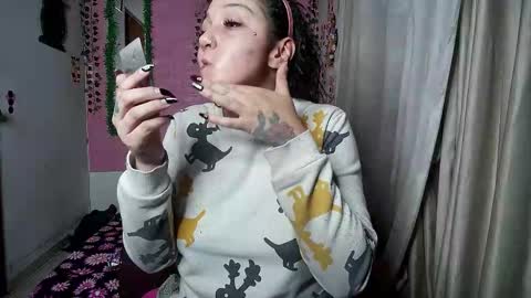 Snapshot of sexy_lolas chatting on 21, 12, 2025 sexy lolas online show from 21, 12, 2025