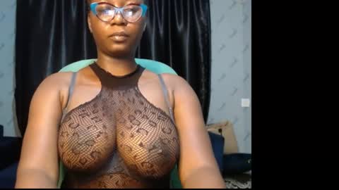 Snapshot of sexy_pearl12 chatting on 25, 1, 2025 zoe online show from 25, 1, 2025