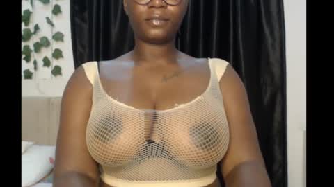 Snapshot of sexy_pearl12 chatting on 24, 9, 2025 zoe online show from 24, 9, 2025