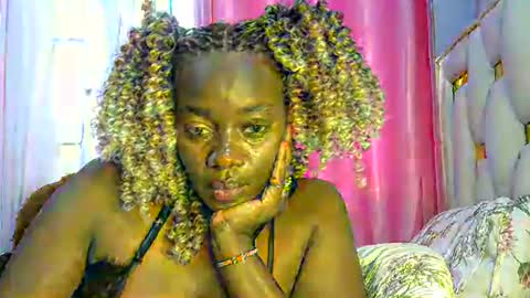Snapshot of sexy_siera chatting on 28, 10, 2025 laura online show from 28, 10, 2025