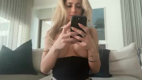 Snapshot of sexylexy1111 chatting on 18, 10, 2025 Lexy online show from 18, 10, 2025