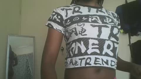 Snapshot of sexyy_tiny chatting on 30, 10, 2025 Mel online show from 30, 10, 2025