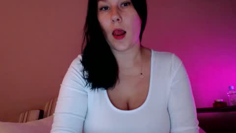 Snapshot of shakeit_good chatting on 5, 10, 2025 Mila online show from 5, 10, 2025