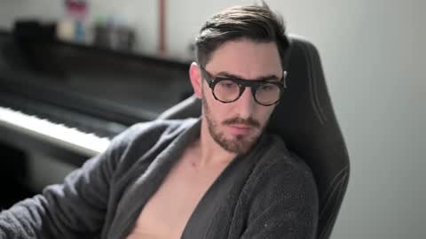 Snapshot of shape80 chatting on 11, 11, 2025 frenchy boy online show from 11, 11, 2025