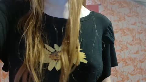 Snapshot of shelikessoymilk chatting on 19, 9, 2025 Erika online show from 19, 9, 2025