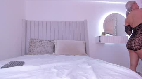 shelynna_azzul online show from 14, 1, 2025