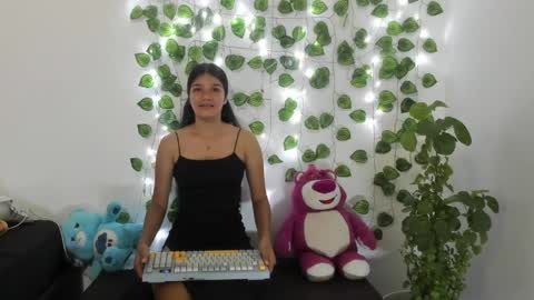 Snapshot of shy_brunnette chatting on 14, 5, 2026 Canela online show from 14, 5, 2026