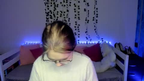 shy_elina01 online show from 18, 10, 2025