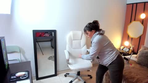 Snapshot of siamilf chatting on 1, 12, 2024 Mia online show from 1, 12, 2024