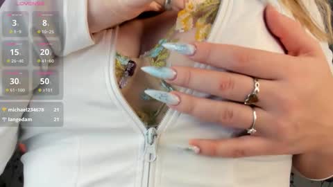 Snapshot of silent_princesses chatting on 28, 10, 2025 Chloe online show from 28, 10, 2025