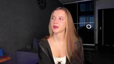 Snapshot of simikisss chatting on 13, 5, 2026 simikiss online show from 13, 5, 2026