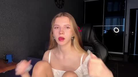 Snapshot of simikisss chatting on 19, 5, 2026 simikiss online show from 19, 5, 2026