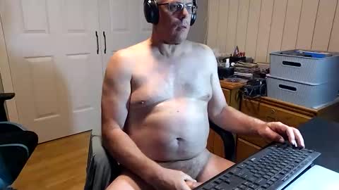 Snapshot of simon8t chatting on 19, 11, 2025 Simon online show from 19, 11, 2025