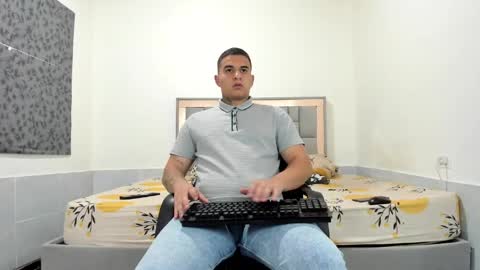 Snapshot of simonkeler chatting on 13, 5, 2026 SIMON KELER online show from 13, 5, 2026
