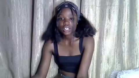 Snapshot of sismile chatting on 27, 10, 2025 shannie online show from 27, 10, 2025