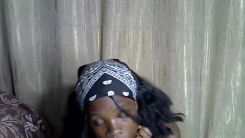 Snapshot of sismile chatting on 8, 11, 2025 shannie online show from 8, 11, 2025