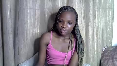 Snapshot of sismile chatting on 22, 11, 2025 shannie online show from 22, 11, 2025