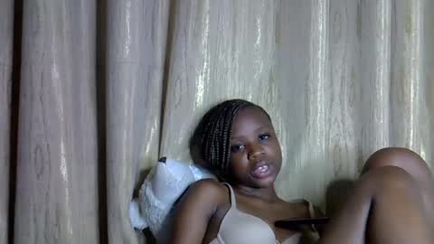 Snapshot of sismile chatting on 27, 11, 2025 shannie online show from 27, 11, 2025