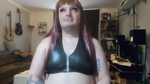 Snapshot of sissylovedoll chatting on 28, 4, 2026 Tiffany Candy online show from 28, 4, 2026