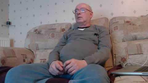 Snapshot of smallsteve562 chatting on 21, 12, 2025 Steve online show from 21, 12, 2025