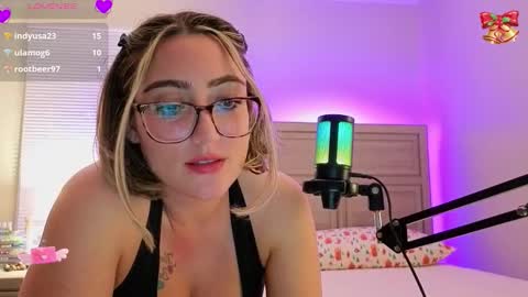 Snapshot of smexy_bun chatting on 19, 12, 2025 Smexy online show from 19, 12, 2025