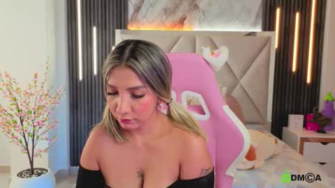 Snapshot of smile__1 chatting on 18, 12, 2025 smile__1 online show from 18, 12, 2025