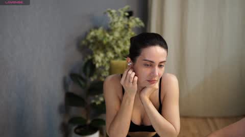 Yesenia online show from 4, 1, 2025