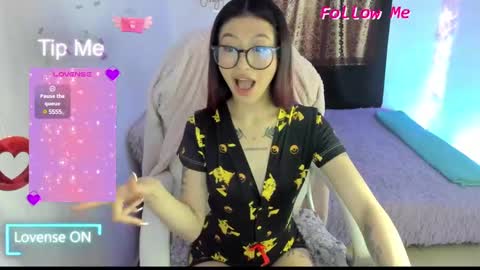 Sofia Thomson online show from 4, 3, 2025