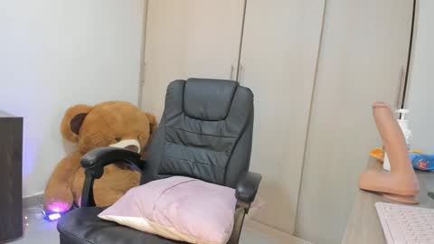 SOFIA independent model  online show from 28, 1, 2025