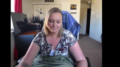 Snapshot of softerpeaches chatting on 3, 11, 2025 Rose online show from 3, 11, 2025