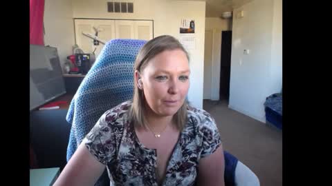 Snapshot of softerpeaches chatting on 15, 12, 2025 Rose online show from 15, 12, 2025