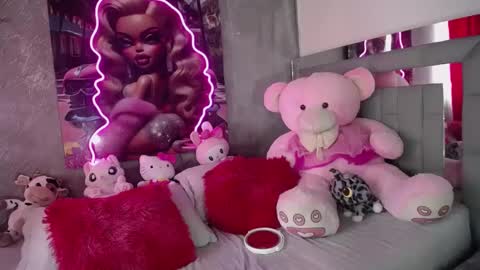 instagram    evalunavelez1. online show from 2, 10, 2025