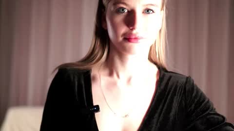 Snapshot of soomento chatting on 16, 12, 2025 Mona Wice online show from 16, 12, 2025