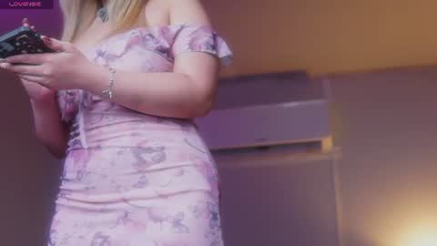 Snapshot of sophialaxx chatting on 20, 6, 2026 Sophia online show from 20, 6, 2026